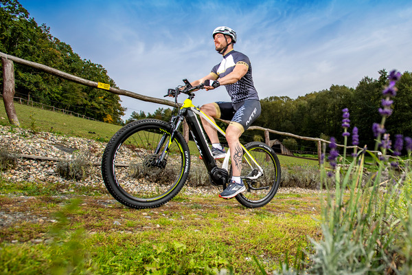 Jazda na elektrobicykli do kopca